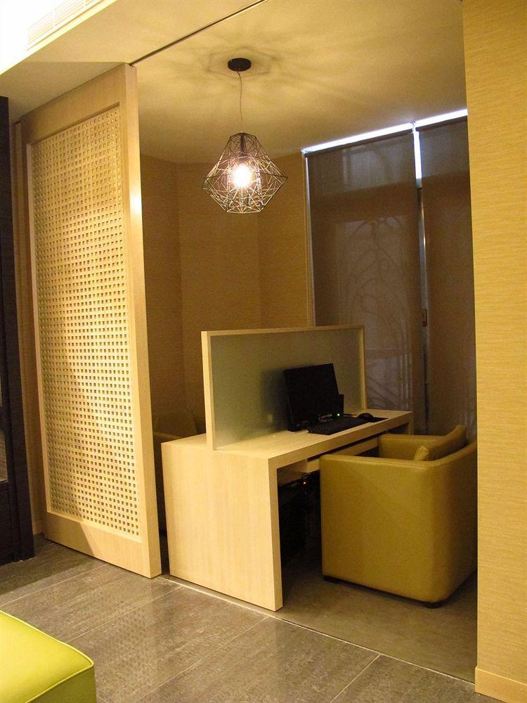 Kiwi Express Hotel - Kaohsiung Station Экстерьер фото