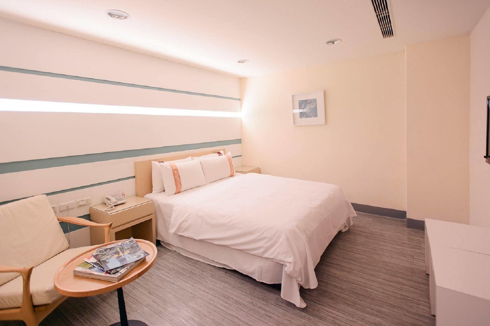 Kiwi Express Hotel - Kaohsiung Station Экстерьер фото