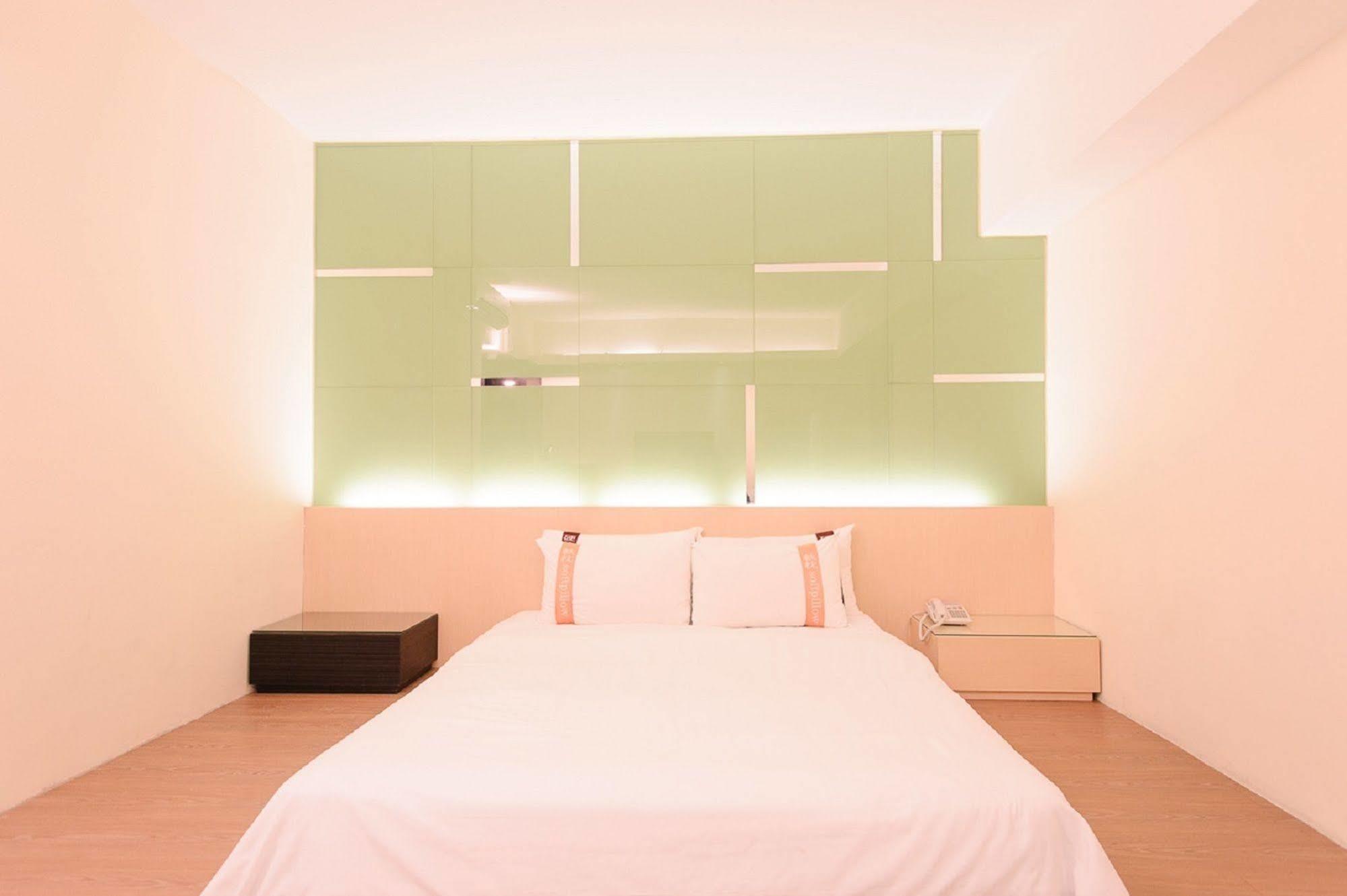 Kiwi Express Hotel - Kaohsiung Station Экстерьер фото