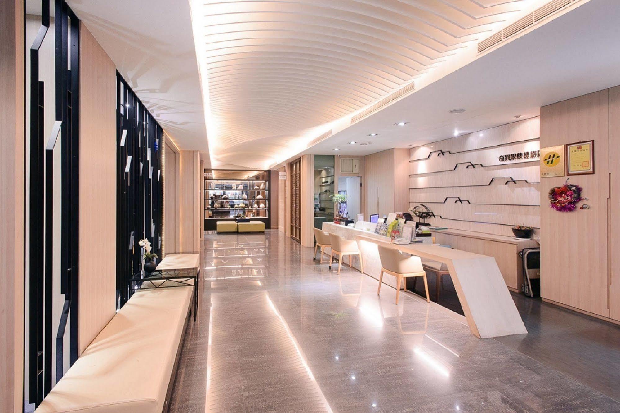 Kiwi Express Hotel - Kaohsiung Station Экстерьер фото